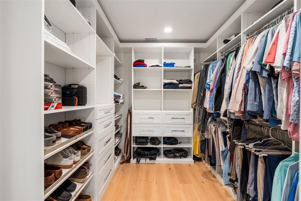 For Sale: $2,650,000 (6 beds, 4 baths, 6973 Square Feet)