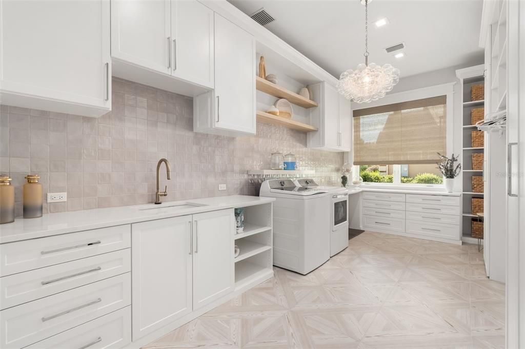 For Sale: $2,650,000 (6 beds, 4 baths, 6973 Square Feet)