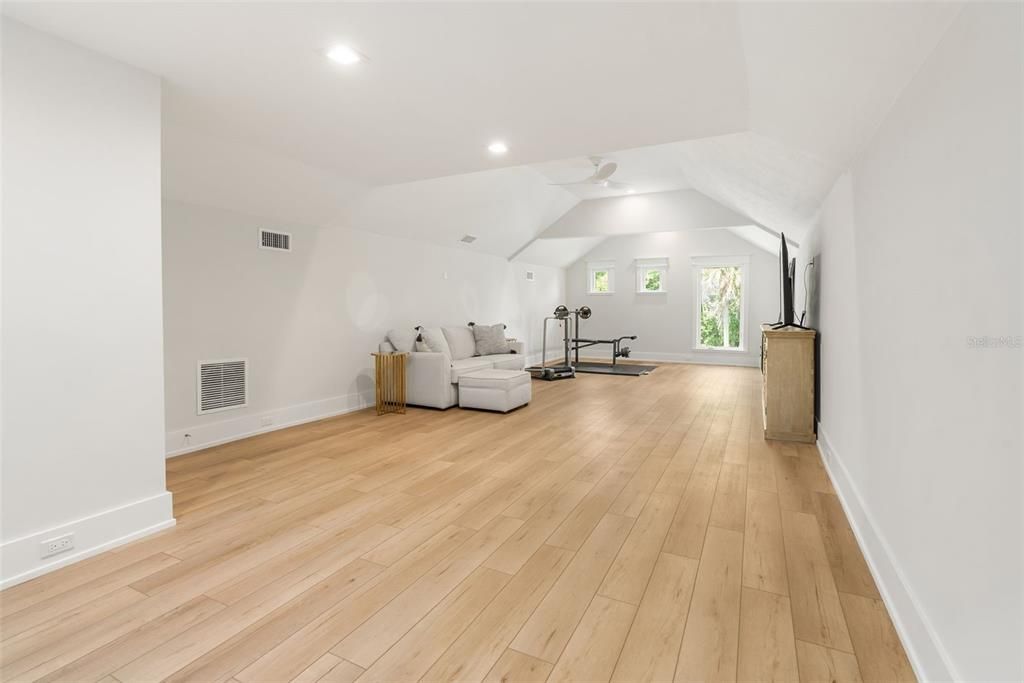 For Sale: $2,650,000 (6 beds, 4 baths, 6973 Square Feet)