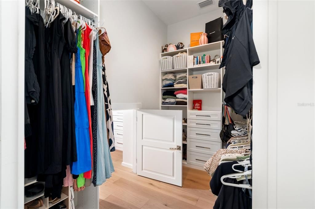 For Sale: $2,650,000 (6 beds, 4 baths, 6973 Square Feet)