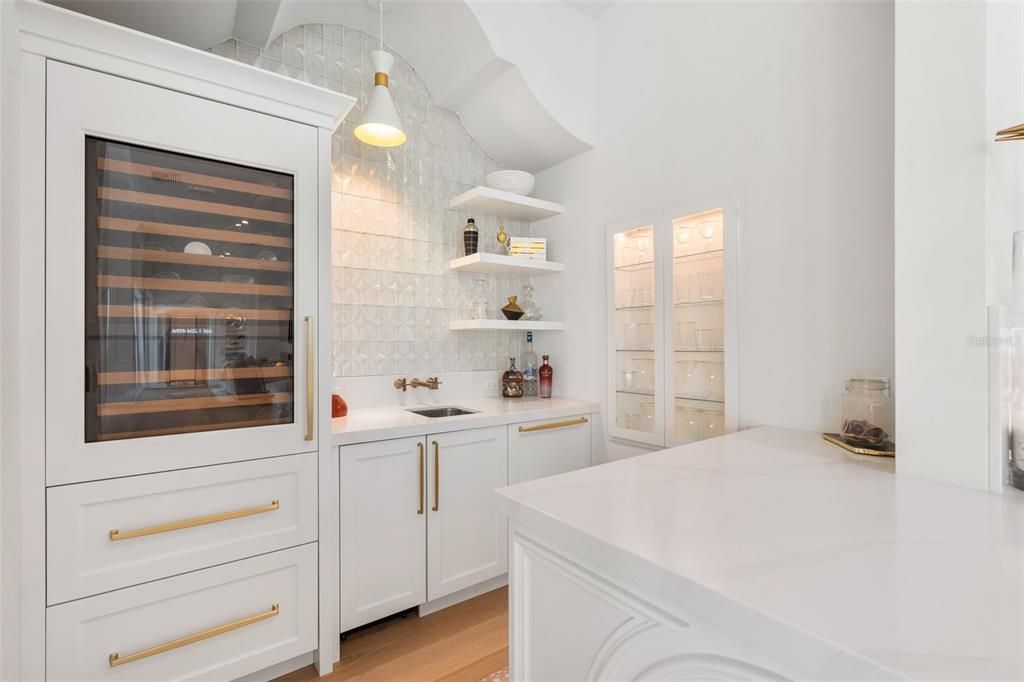 For Sale: $2,650,000 (6 beds, 4 baths, 6973 Square Feet)