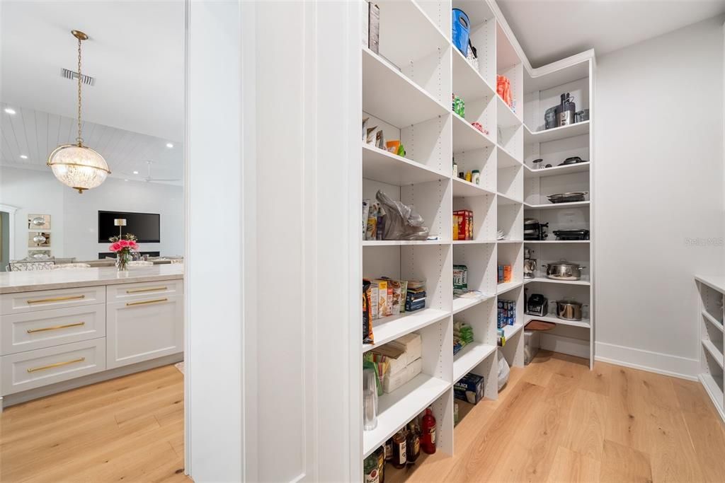 For Sale: $2,650,000 (6 beds, 4 baths, 6973 Square Feet)