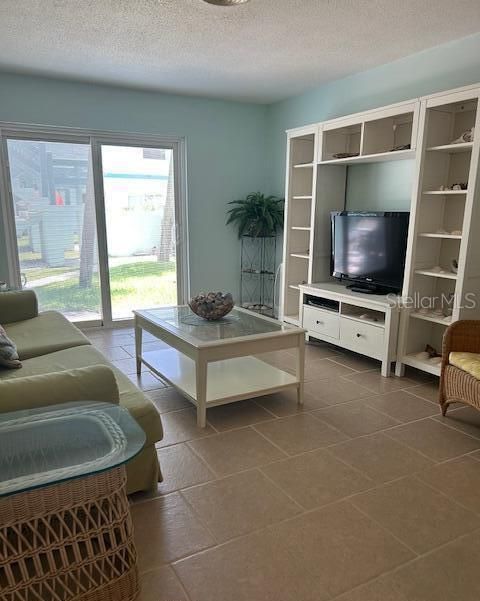 待售: $219,900 (2 贝兹, 1 浴室, 938 平方英尺)