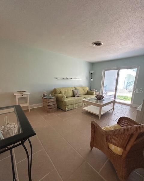 待售: $219,900 (2 贝兹, 1 浴室, 938 平方英尺)