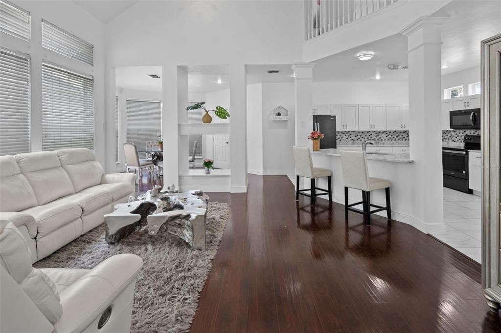 合同活跃: $728,000 (4 贝兹, 3 浴室, 2077 平方英尺)