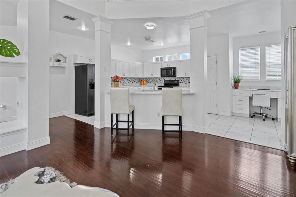 合同活跃: $728,000 (4 贝兹, 3 浴室, 2077 平方英尺)