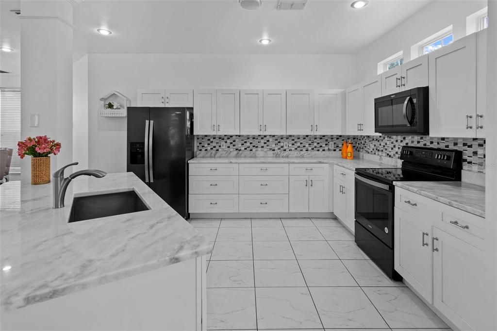 合同活跃: $728,000 (4 贝兹, 3 浴室, 2077 平方英尺)