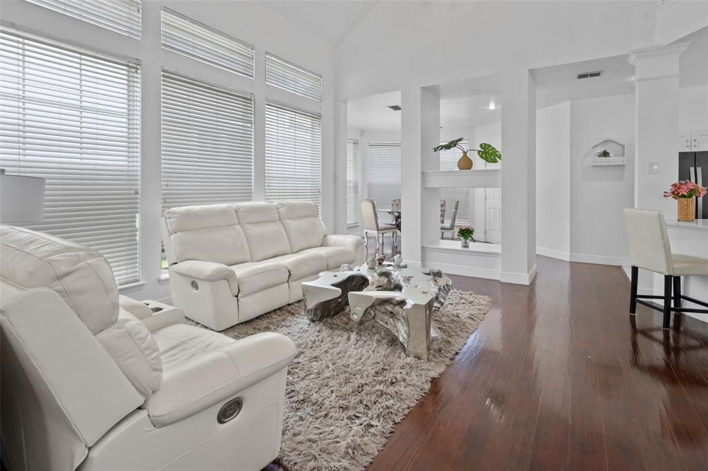 合同活跃: $728,000 (4 贝兹, 3 浴室, 2077 平方英尺)