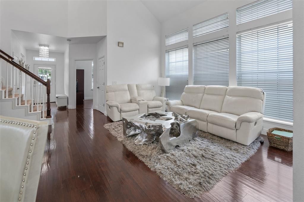 合同活跃: $728,000 (4 贝兹, 3 浴室, 2077 平方英尺)