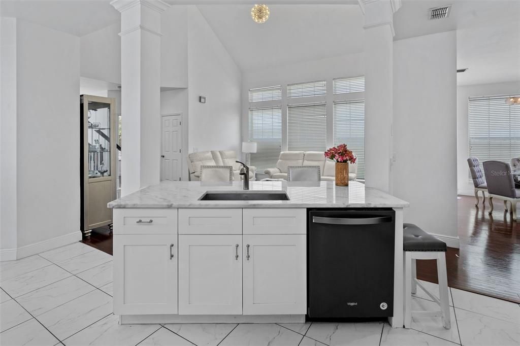 合同活跃: $728,000 (4 贝兹, 3 浴室, 2077 平方英尺)