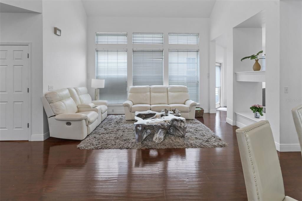 合同活跃: $728,000 (4 贝兹, 3 浴室, 2077 平方英尺)