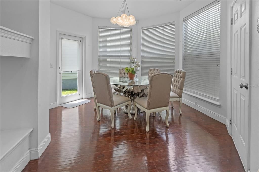 合同活跃: $728,000 (4 贝兹, 3 浴室, 2077 平方英尺)