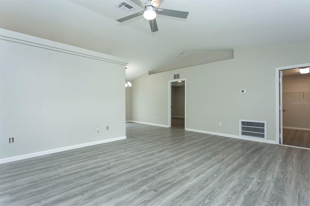 Под контрактом: $219,900 (4 спален, 2 ванн, 1649 Квадратных фут)