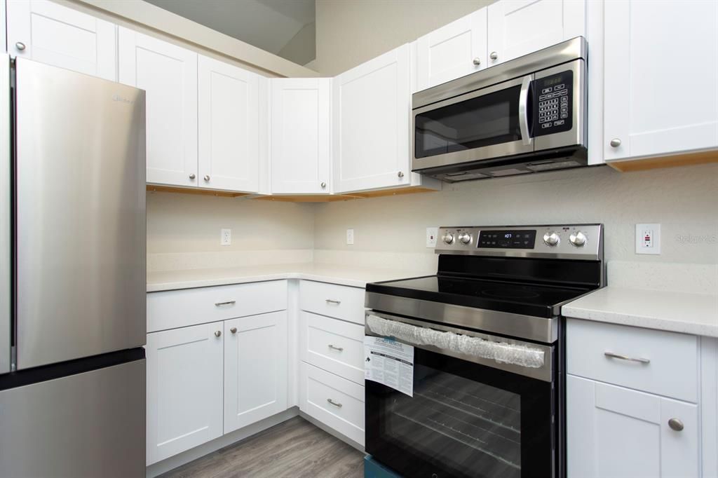 Под контрактом: $219,900 (4 спален, 2 ванн, 1649 Квадратных фут)