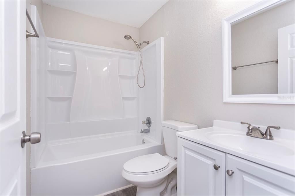 Под контрактом: $219,900 (4 спален, 2 ванн, 1649 Квадратных фут)