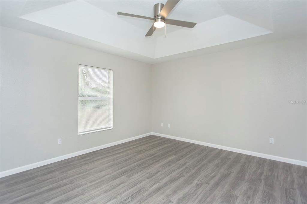 Под контрактом: $219,900 (4 спален, 2 ванн, 1649 Квадратных фут)