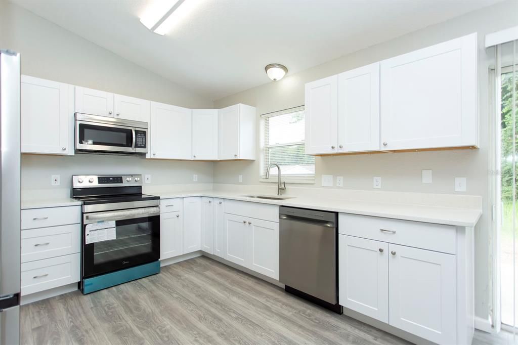 Под контрактом: $219,900 (4 спален, 2 ванн, 1649 Квадратных фут)