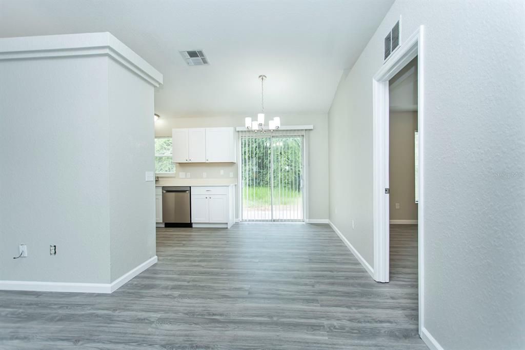 Под контрактом: $219,900 (4 спален, 2 ванн, 1649 Квадратных фут)