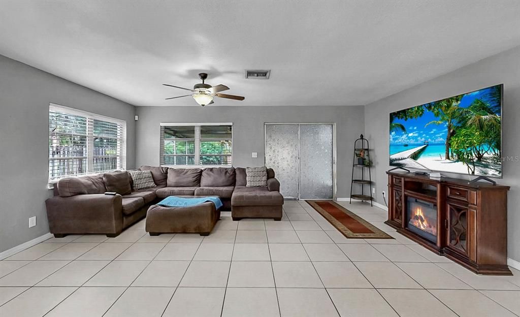 For Sale: $320,000 (3 beds, 1 baths, 1444 Square Feet)