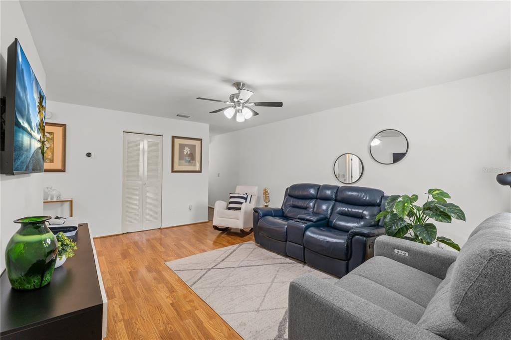 待售: $220,000 (2 贝兹, 2 浴室, 864 平方英尺)