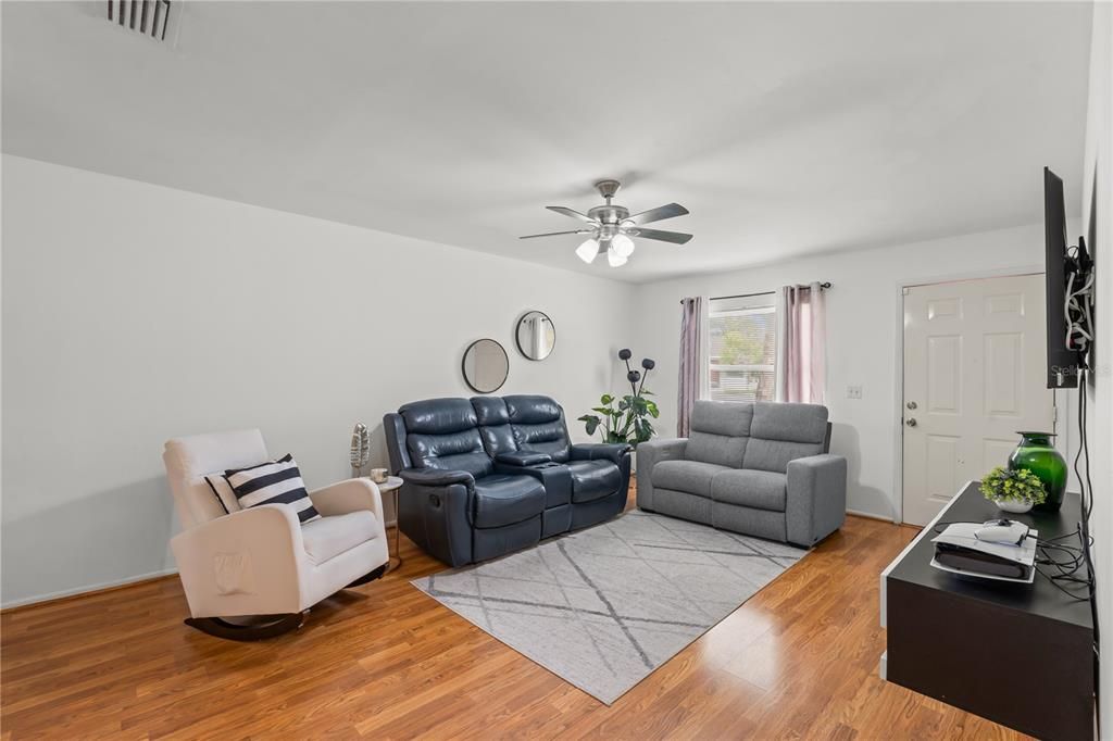 待售: $220,000 (2 贝兹, 2 浴室, 864 平方英尺)