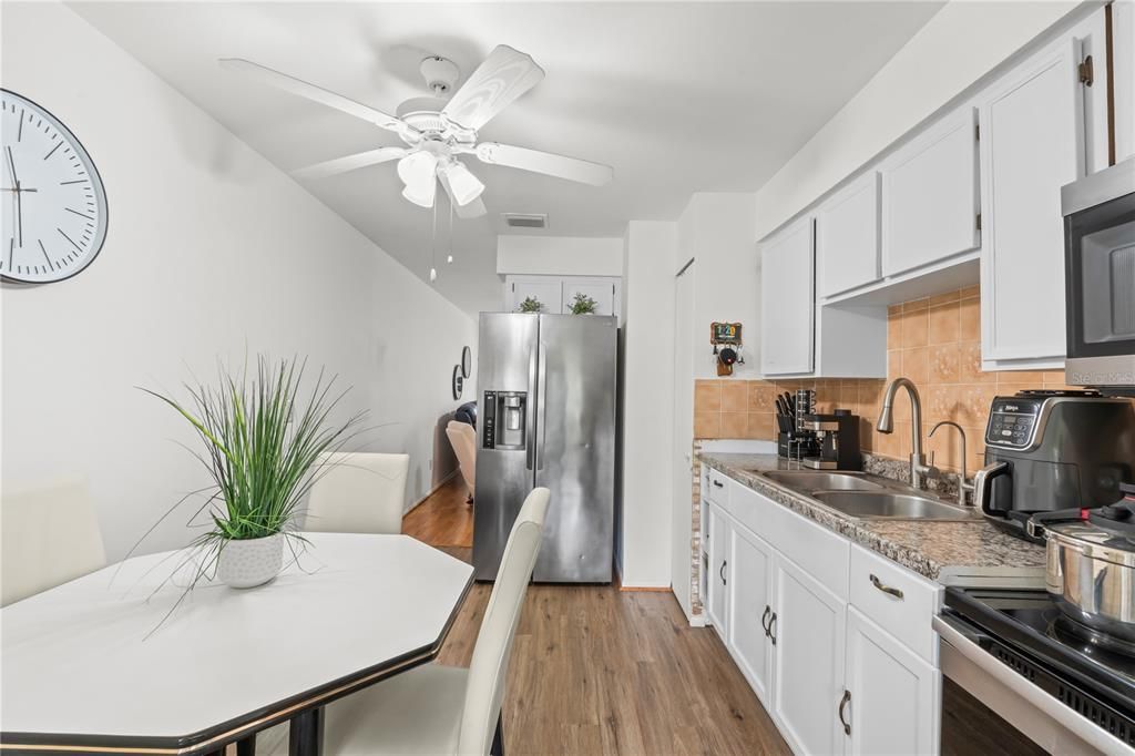 待售: $220,000 (2 贝兹, 2 浴室, 864 平方英尺)