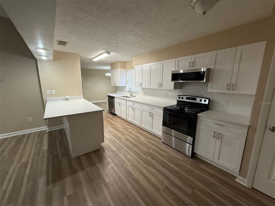 待售: $279,900 (4 贝兹, 2 浴室, 1951 平方英尺)