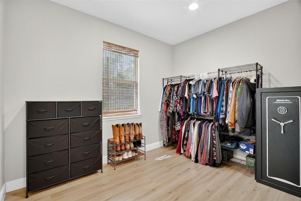 Под контрактом: $664,900 (5 спален, 3 ванн, 2715 Квадратных фут)