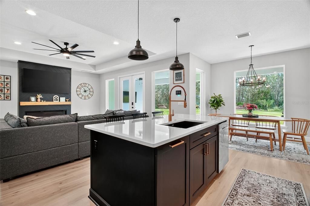 Под контрактом: $664,900 (5 спален, 3 ванн, 2715 Квадратных фут)