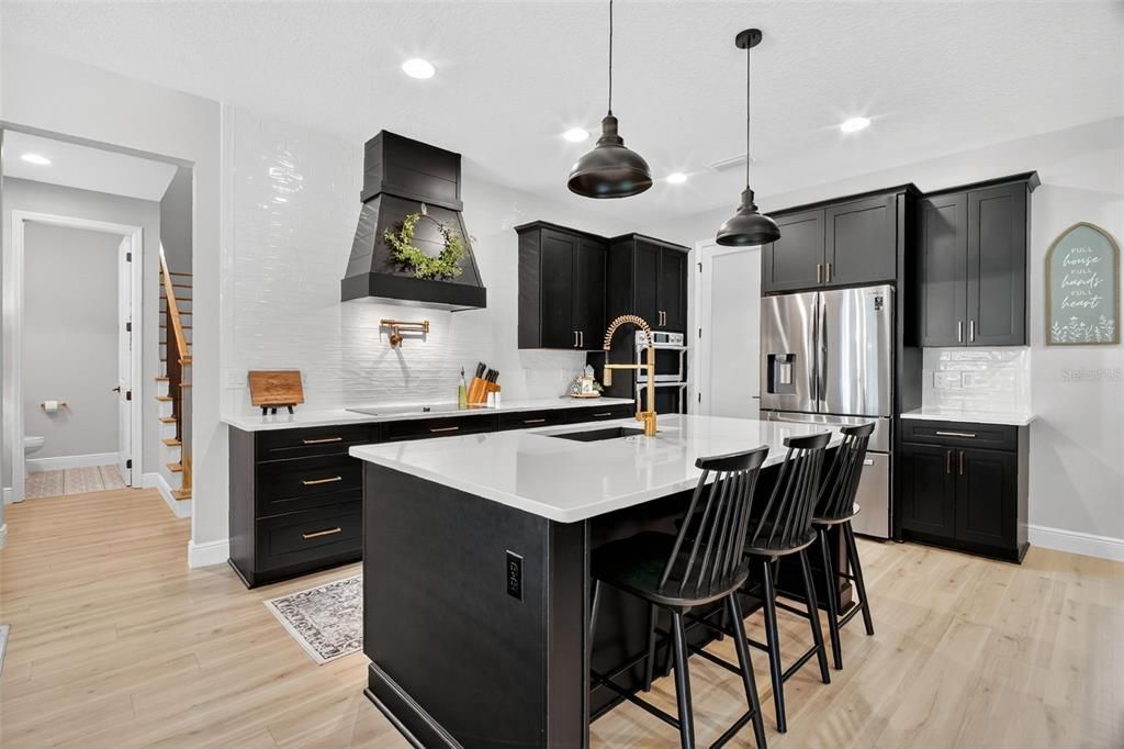 Под контрактом: $664,900 (5 спален, 3 ванн, 2715 Квадратных фут)