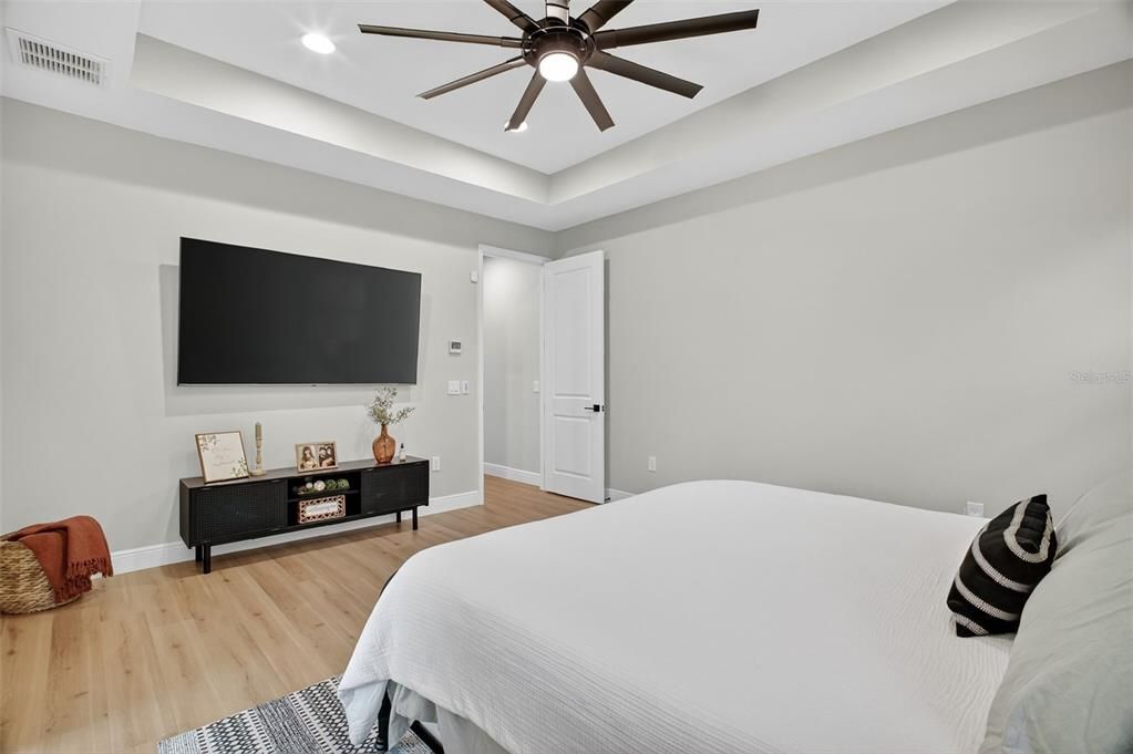 Под контрактом: $664,900 (5 спален, 3 ванн, 2715 Квадратных фут)