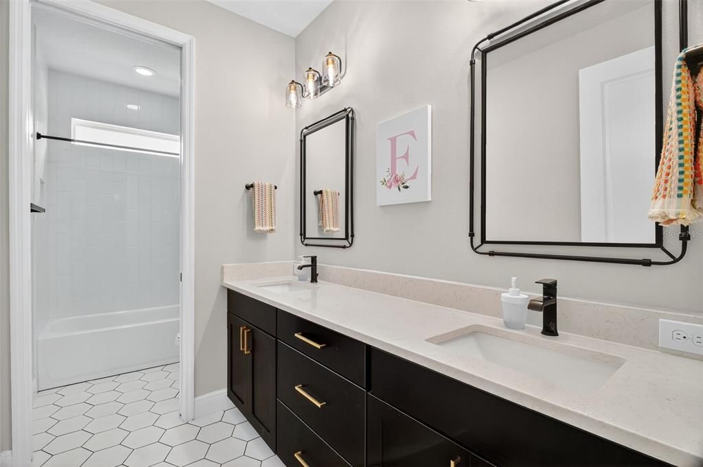 Под контрактом: $664,900 (5 спален, 3 ванн, 2715 Квадратных фут)