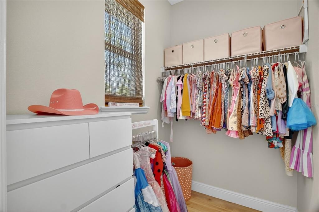 Под контрактом: $664,900 (5 спален, 3 ванн, 2715 Квадратных фут)