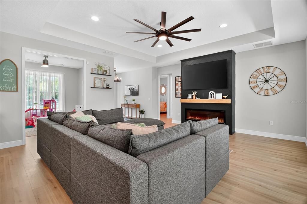 Под контрактом: $664,900 (5 спален, 3 ванн, 2715 Квадратных фут)