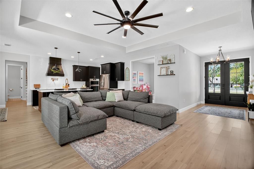 Под контрактом: $664,900 (5 спален, 3 ванн, 2715 Квадратных фут)