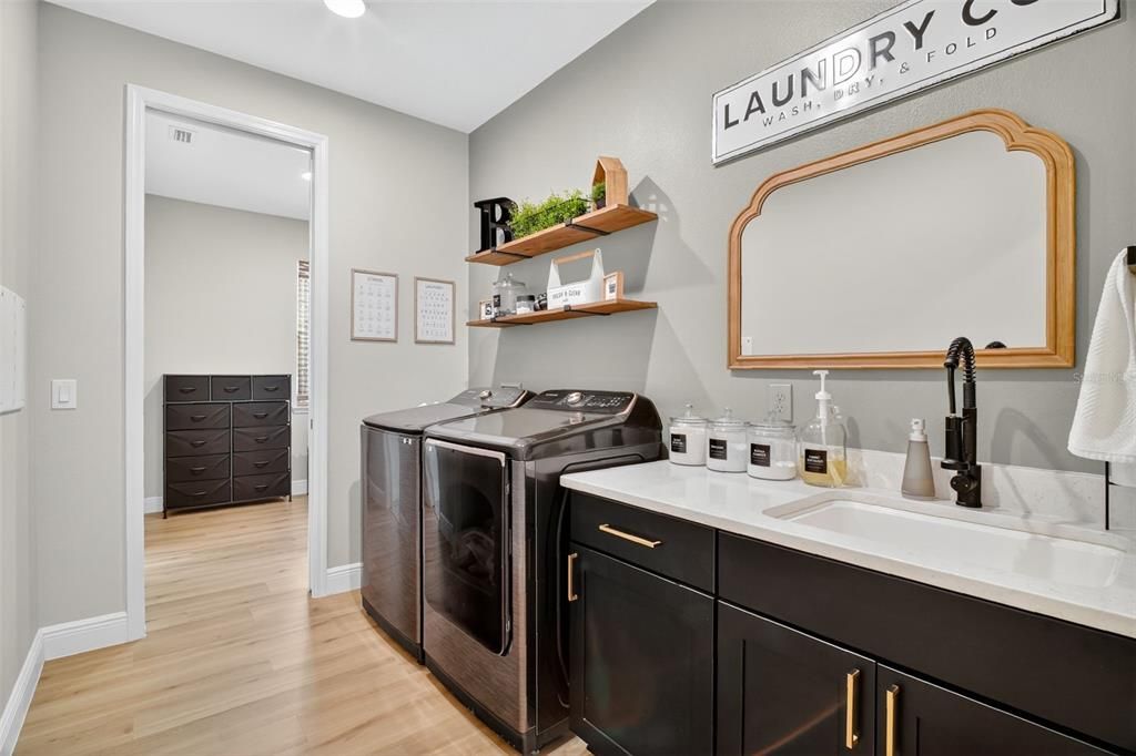 Под контрактом: $664,900 (5 спален, 3 ванн, 2715 Квадратных фут)