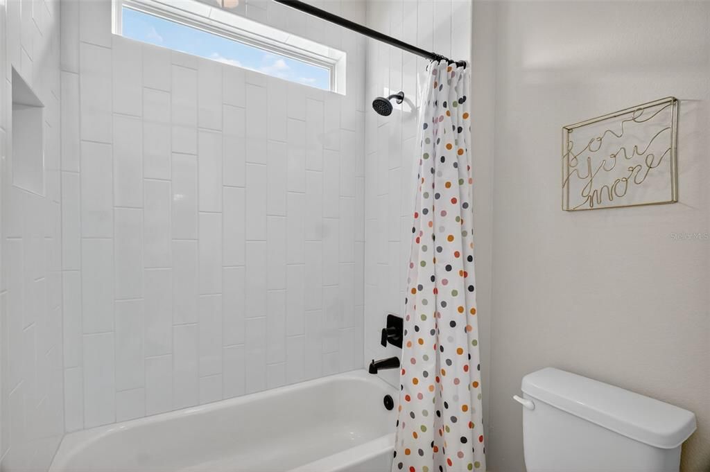 Под контрактом: $664,900 (5 спален, 3 ванн, 2715 Квадратных фут)