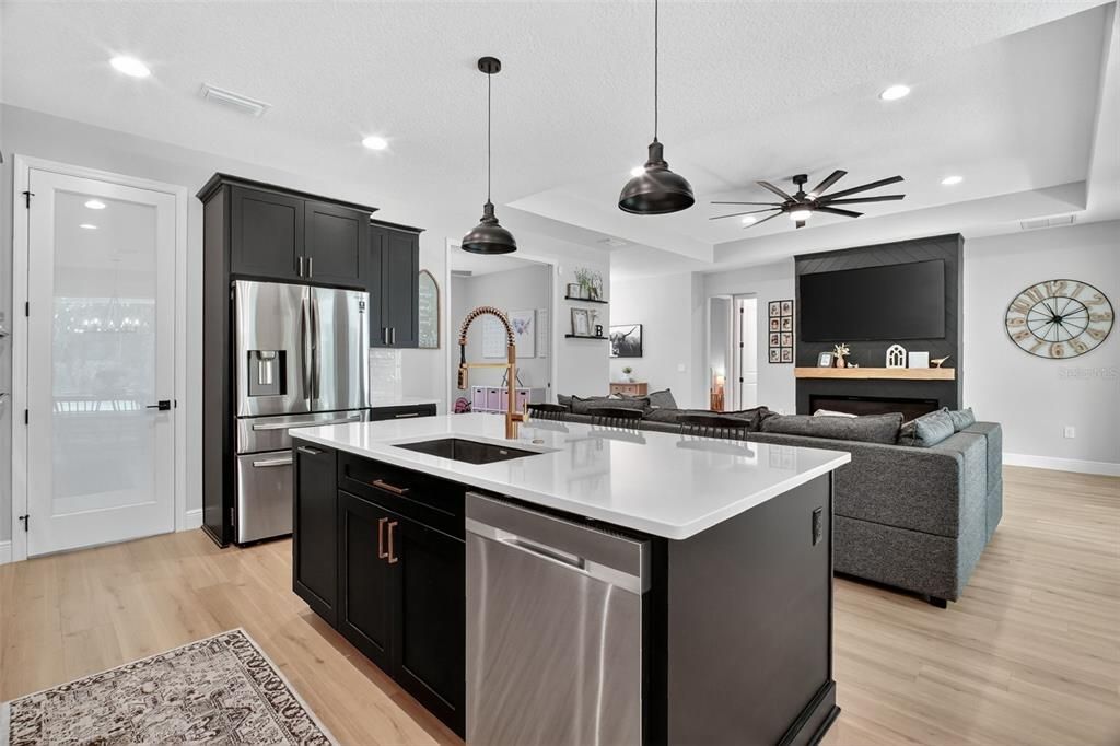 Под контрактом: $664,900 (5 спален, 3 ванн, 2715 Квадратных фут)