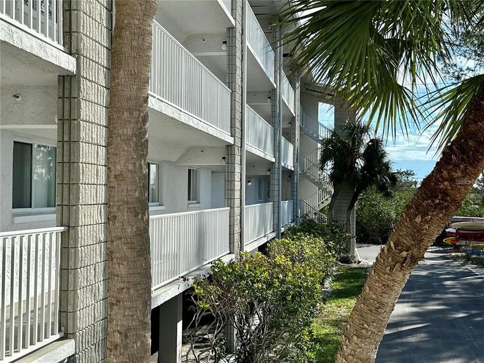 For Rent: $3,700 (2 beds, 2 baths, 1093 Square Feet)