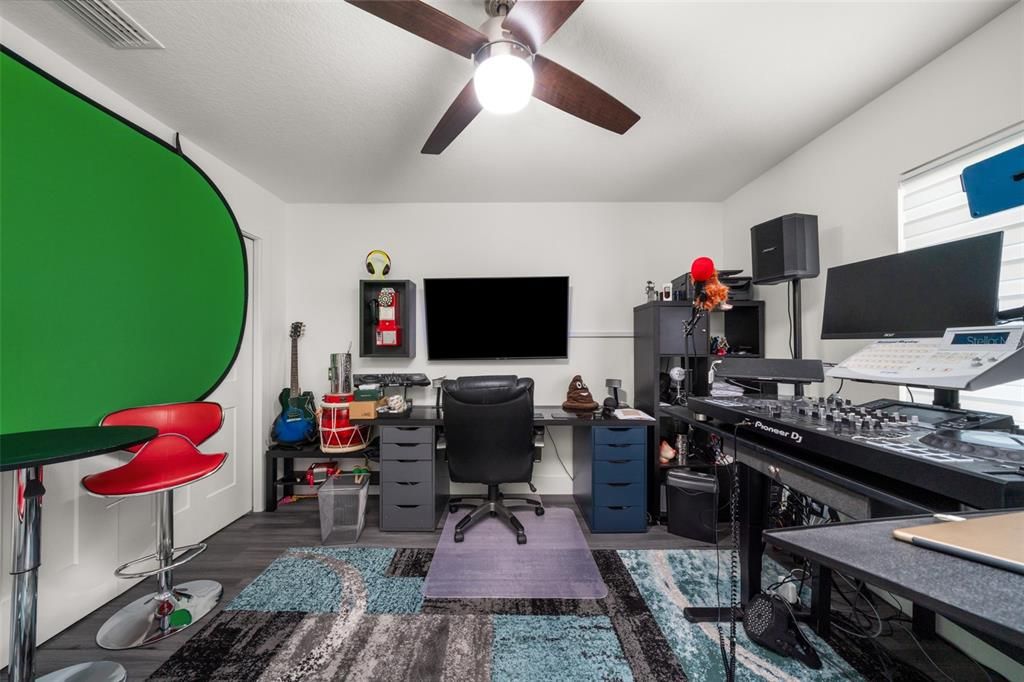 For Sale: $342,900 (3 beds, 2 baths, 1640 Square Feet)