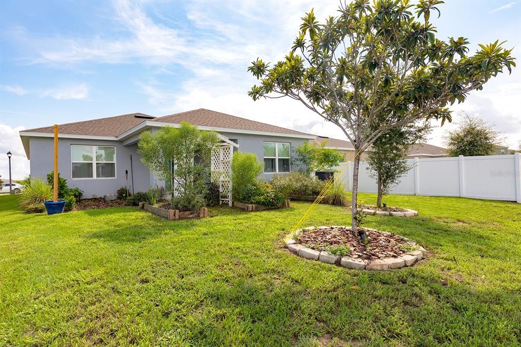 Под контрактом: $300,000 (3 спален, 2 ванн, 1781 Квадратных фут)