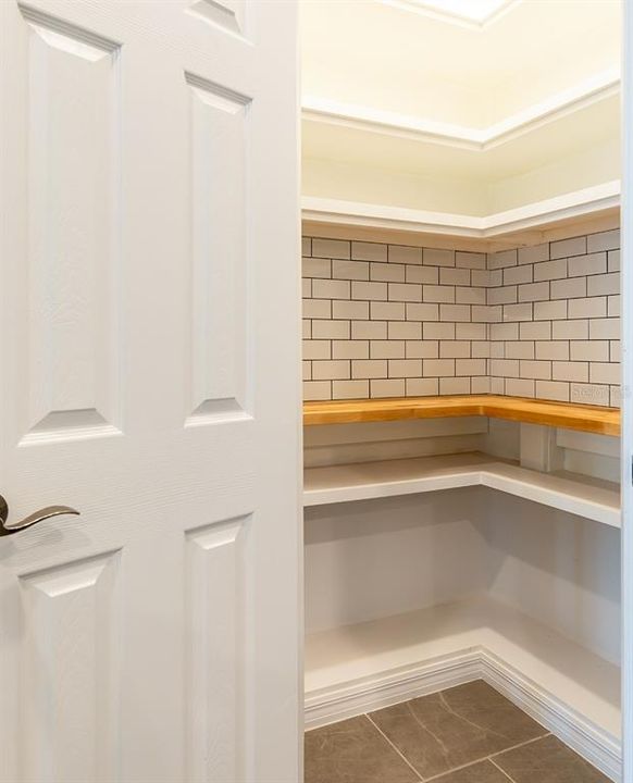 Под контрактом: $300,000 (3 спален, 2 ванн, 1781 Квадратных фут)