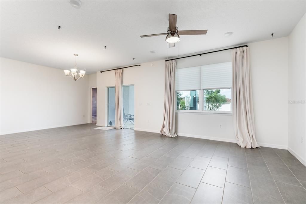 Под контрактом: $300,000 (3 спален, 2 ванн, 1781 Квадратных фут)