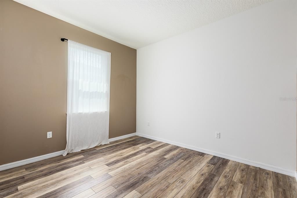 Под контрактом: $300,000 (3 спален, 2 ванн, 1781 Квадратных фут)