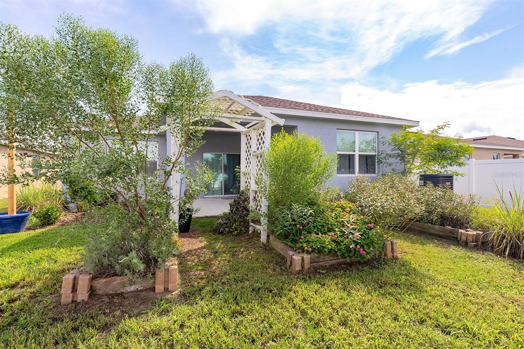 Под контрактом: $300,000 (3 спален, 2 ванн, 1781 Квадратных фут)