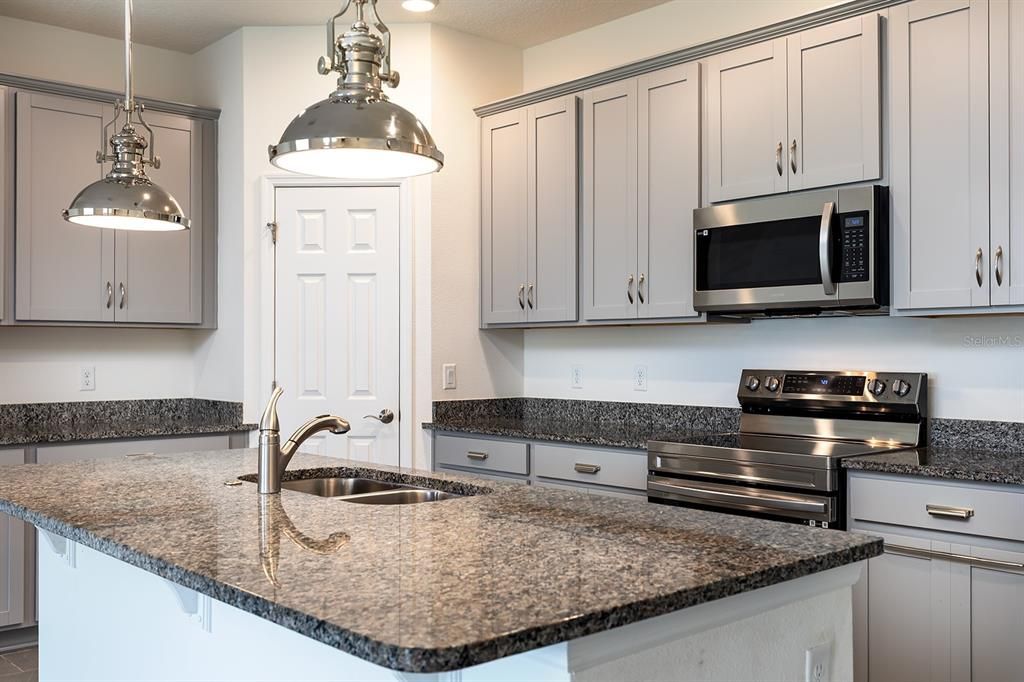 Под контрактом: $300,000 (3 спален, 2 ванн, 1781 Квадратных фут)