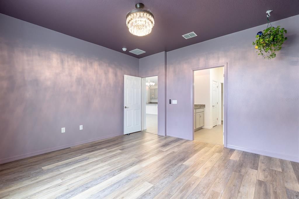 Под контрактом: $300,000 (3 спален, 2 ванн, 1781 Квадратных фут)