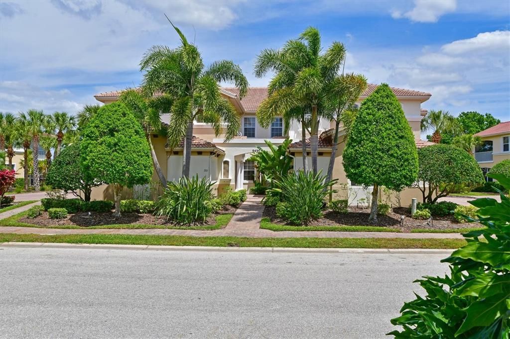 For Rent: $2,950 (3 beds, 2 baths, 2343 Square Feet)