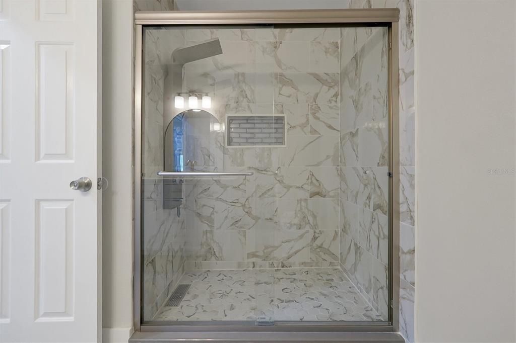 合同活跃: $449,900 (4 贝兹, 3 浴室, 2184 平方英尺)