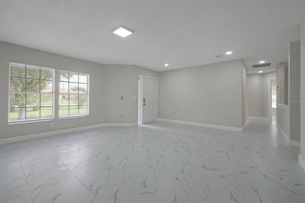 合同活跃: $449,900 (4 贝兹, 3 浴室, 2184 平方英尺)